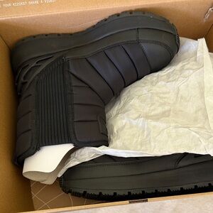 Women’s New Kizik Size 11 Juno Mid Black Winter Boots